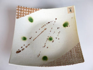 四角のとんかつ皿、織部焼きに使用される緑と茶色の釉薬を使い伝統の風合いある陶器