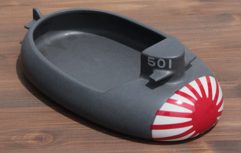 潜水艦をかたどったフルオーダーのカレー皿｜陶器OEMの製作事例