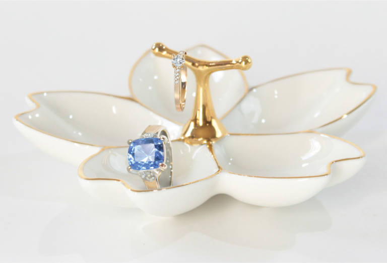 桜をかたどった白磁金装飾のジュエリートレイ